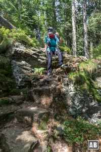 Während der Traverse muss steiler Fels muss immer wieder auf- und abgestiegen werden