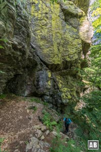 Vorbei an haushohen Felsen wandern wir steil empor