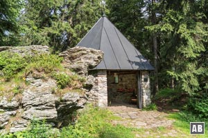 Eine Kapelle schmückt den Großen Falkenstein