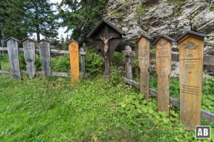 Totenbretter an der Kapelle