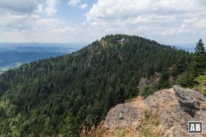 Wanderung Kaitersberg: Blick von der Steinbühler Gesenke zurück zur Kötztinger Hütte und dem Mittagstein.