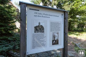Am Fuß des Großen Riedelstein informiert uns eine Tafel über den Waldschmidt und seinem Denkmal am Gipfel des Großen Riedelstein.