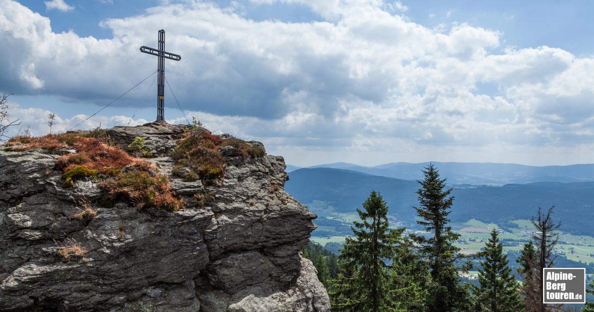 Gipfel der Rauchröhren über dem Zellertal