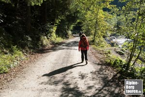 ...in den geschotterten Weg parallel zum Wasser einfädeln