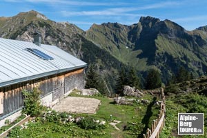 Links um das Gebäude herum - hier der Rückblick