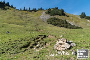 In Serpentinen hinauf zur Scharte links des Gipfels