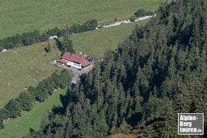 Tiefblick vom Riefenkopf auf das Oytalhaus