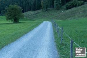 Im Talgrund rechts in die breite geschotterte Bahn einfädeln