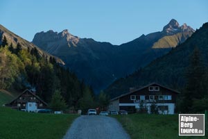 Rückblick auf das Café Gruben und die Kulisse von Kratzer nebst Trettachspitze