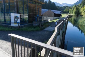 Unmittelbar nach der Brücke am Gebäude des Wasserwerks rechts...