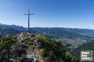 Nach wenigen Kraxlmetern ist der Weg zum Gipfelkreuz frei