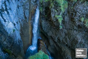 Tosender Wasserfall des Hölltobel