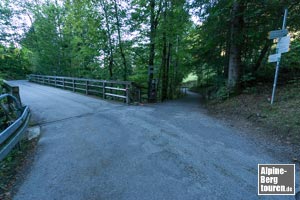 Nicht links über die Brücke, sondern geradeaus den Weg parallel zum Wasser aufnehmen