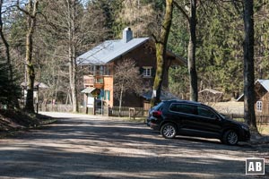 Vom Wanderparkplatz in Schareben laufen wir zurück in Richtung Berghütte.