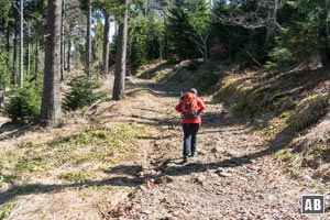 Wir wandern hoch zu einer Einsattelung.