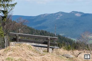 Sitzbank an der Einsattelung mit freier Sicht auf das Osser-Massiv.