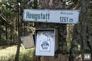 Ein einfaches Hinweisschild markiert den Gipfel des Heugstatt.