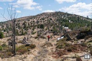 Wanderung Heugstatt Enzian: Der Steig windet sich um einige kleine Felsen zum Aufstieg auf den Enzian.