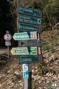 Der Rauhe Kulm ist an diesem Punkt in mehrere Richtungen angeschlagen. Für die vorgestellte Tour halten wir uns an die Beschilderung Hirschenstein über Rauher Kulm