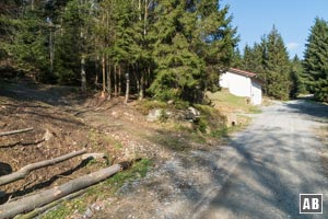 Vor dem Gebäude der Wasserreserve in den links entspringenden Steig einfädeln