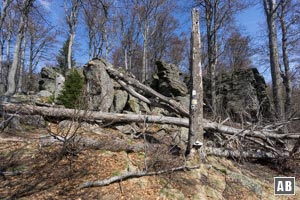 Jenseits eines Linksbogens kündigen imposante Felsen den Zenit des Hirschensteins an