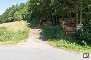 Die Teerstraße zurück nach Rettenbach kann zunächst mittels Gegenastieg abgekürzt werden...