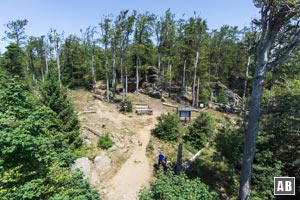 Tiefblick vom Aussichtsturm auf das Gipfel-Plateau