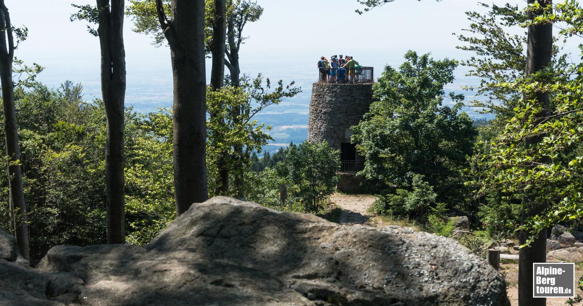 Der Aussichtsturm am Gipfel des Hirschensteins ist üblicherweise gut besucht