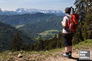 Kurz unterhalb des Hochgernhauses öffnet sich langsam das Alpenpanorama