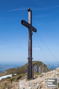 Vom Wegweiser am Westgrat ist es nur noch ein Katzensprung bis zur Gipfelmarkierung des Hochgern