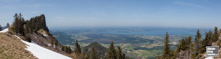 Doch erst am Plateau zwischen Zwölferspitz und Hochgern-Gipfel öffnet sich die Sicht ins Alpenvorland und zum Chiemsee