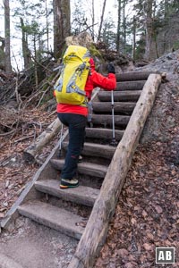 Im unteren Teil des Jochbergsteigs helfen einige Holzinstallationen auf dem Weg nach oben.