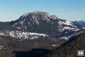 Aussichts vom Gipfel des Jochberg auf den Nachbarn - die Benediktenwand.