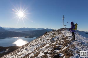 Bei Föhnsturm am Gipfel - Sonne, blauer Himmel und eiskalter Wind.