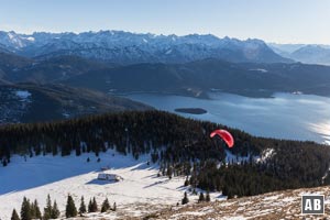 Tiefblick vom Gipfel auf die Jocheralm und den Walchensee.