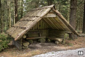 Die planierte Trasse geht mit der urigen Kudernhütte auf Tuchfühlung