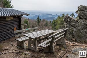 Am Gipfel gibt es nicht viel Platz. Immerhin bietet dieser aber eine Sitzgarnitur und eine (private) Schutzhütte