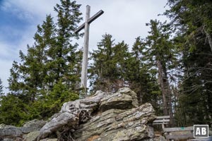 Den Gipfel des Knogl ziert ein feudales Kreuz