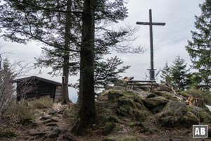 Jenseits einer Rechtskurve zeigt sich schließlich der Gipfel des Knogl