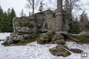 An einer zweiten Lichtung findet sich der rustikale Gipfelfelsen des Hochberg