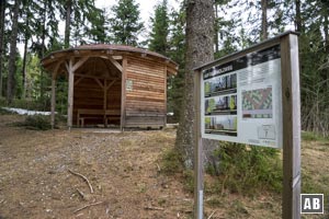 Rechtsdrehend an einem schmucken Pavillon vorbei,...