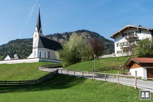 Wir wandern ortseinwärts hoch zur Kirche Sankt Leonhard