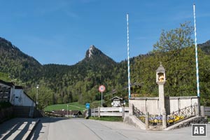 Zwischen Kirche und Kriegerdenkmal (rechts im Bild) unserem Ziel entgegen