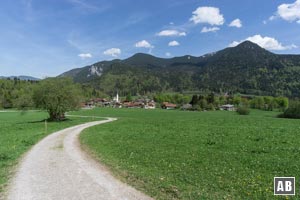 Rückblick auf Kreuth, dahinter das Wallberg-Massiv