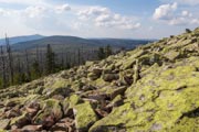 Das Blockmeer am Gipfel des Lusen mit dem Großen Rachel im Hintergrund