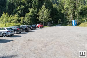 Ausgangspunkt der Wanderung: Der Schotterweg (beginnend an der Schranke) am südlichen Ende des Parkplatzes am Ettaler Sattel