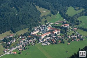 Tiefblick auf Ettal und sein berühmtes Kloster