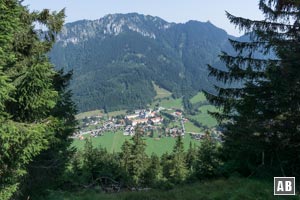 Die kleine Lichtung bietet tollen Tiefblick auf Ettal. Ein idealer Platz für eine erste Verschnaufpause.