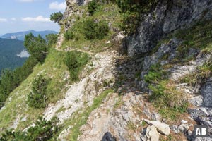 Die Abstiegslinie wird nun deutlich schmaler, navigiert entlang der östlichen Begrenzung des Großkargrabens