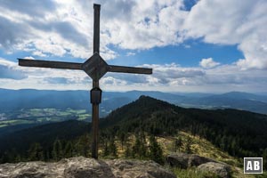 Das Gipfelkreuz des Großen Osser mit dem Kleinen Osser im Hintergrund